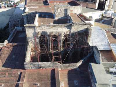 Ed � proprio davanti all�ingresso che facciamo alzare in volo il nostro drone, superando i tre piani dell�immobile e fermandoci a 35 metri di altezza